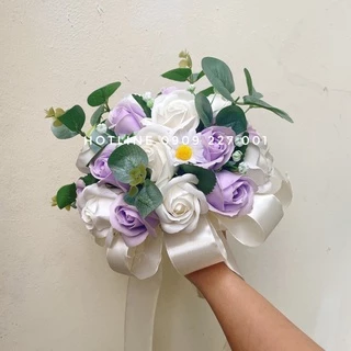 Hoa cưới cầm tay cô dâu, bó hoa sáp màu tím điểm lá táo và cúc họa mi phụ kiện chụp hình cưới
