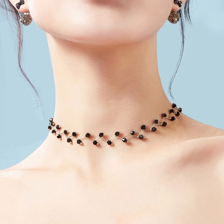 Dây chuyền ngọc trai giả phổ biến với hạt đen