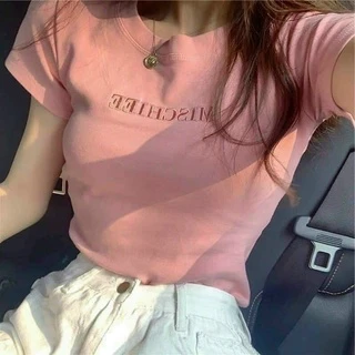 Áo croptop hồng, thêu chữ mischiee