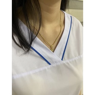 Áo blouse trắng cổ tim viền xanh - Áo scrubs blu bác sỹ, dược sỹ, điều dưỡng, spa cổ chữ V viền xanh