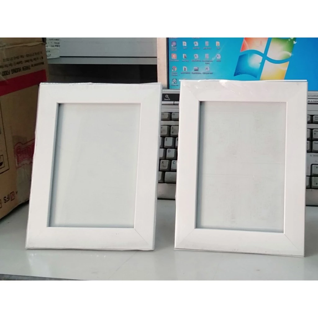 Khung ảnh để bàn màu trắng kích thước 13x18 cm(lòng khung)