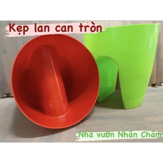 Chậu trồng cây kẹp lan can ban công tròn