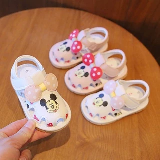 Giày tập đi - Sandal cho bé gái tập đi hình chuột Mickey Đeo Nơ đế mềm chống trơn trượt, phát tiếng kêu G32