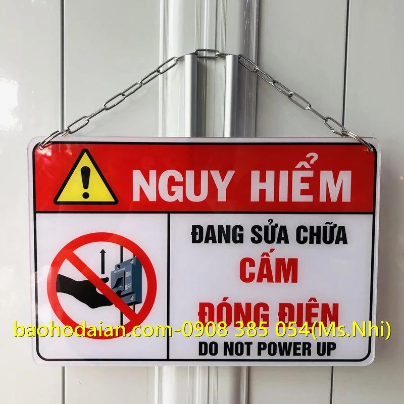 Biển báo máy đang bảo trì cấm đóng điện chất liệu mica có xích treo tiện dụng