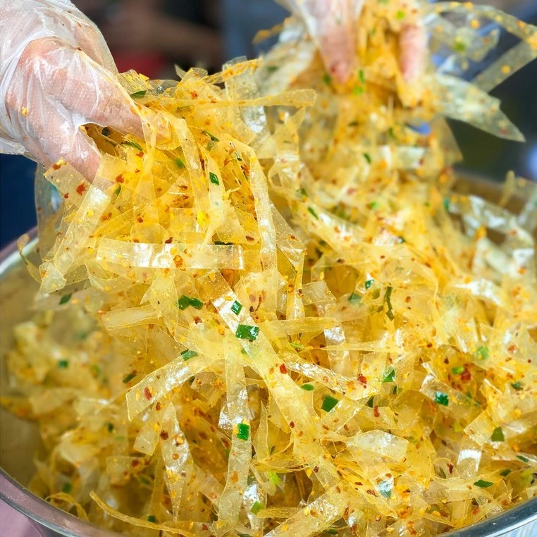 Bánh tráng trộn sa tế tỏi mỡ hành muối nhuyễn siêu cay. Bánh tráng Vân Nguyễn