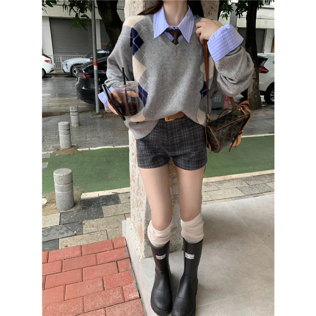 「MOTEL7」Set Áo sweater Dệt Kim + Áo Sơ Mi Kẻ Sọc + Quần Short Lưng Cao Thời Trang Cho Nữ