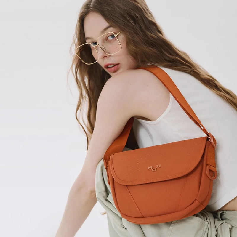 MAH 2390 Young Túi Đeo Chéo Chất Liệu Chống Nước 7 inch