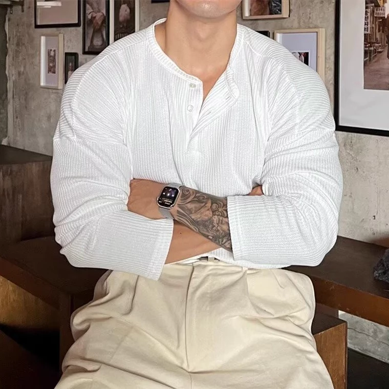 Áo thun nam dài tay cổ Henley style trung tính, chất lượng cao.