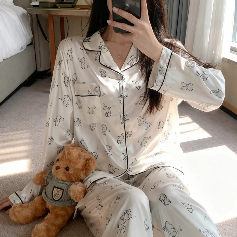 Bộ đồ ngủ lụa cao cấp với họa tiết thỏ ngọc trắng, thiết kế gợi cảm dành cho nữ
