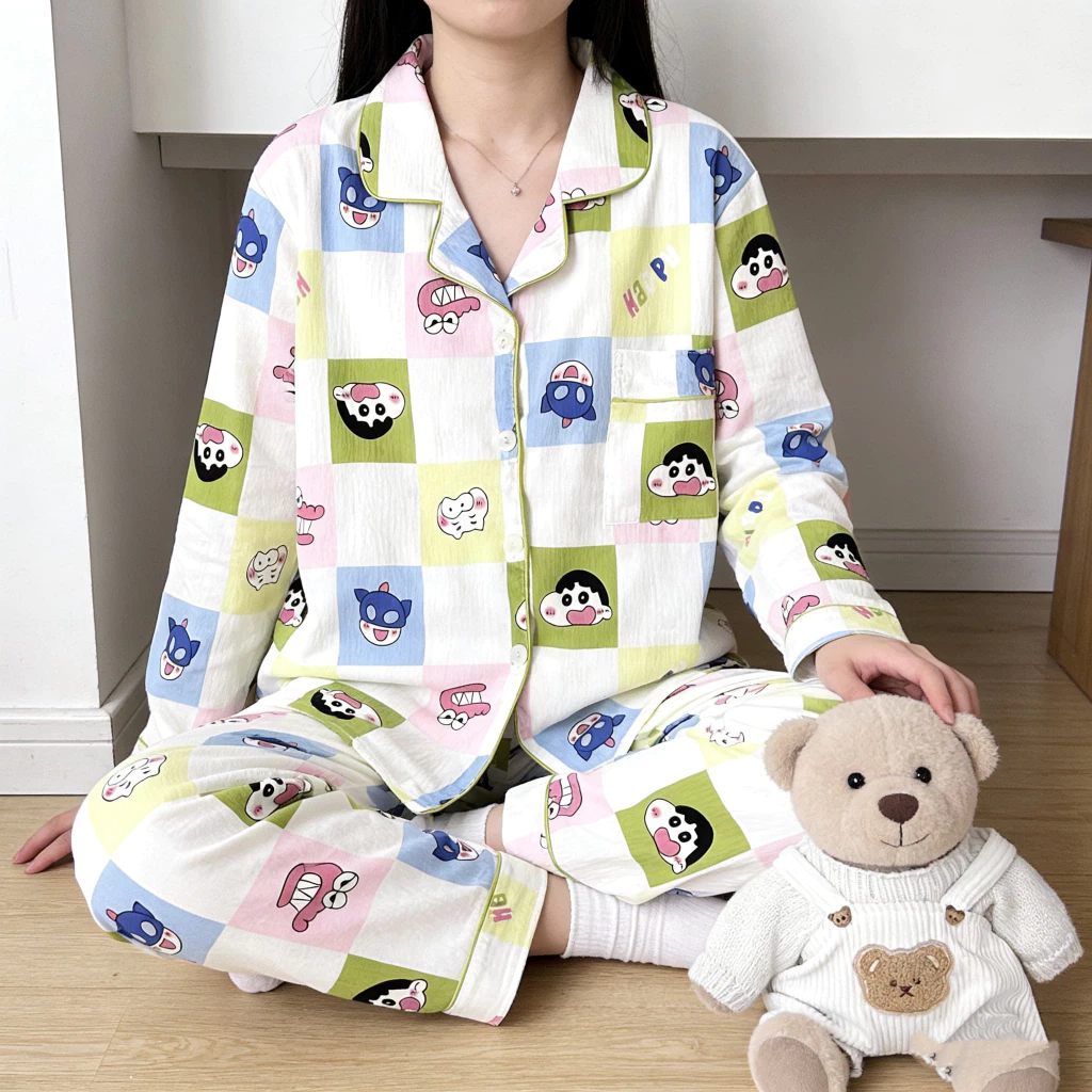 Bộ đồ ngủ Crayon Shin-chan, cotton nhẹ, bộ hai mảnh kẻ sọc, tay dài và quần, hoàn hảo cho mùa xuân hè.