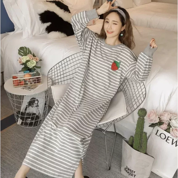 Một bộ đồ ngủ công chúa dài tay với họa tiết sọc ngọt ngào, phù hợp cho mùa xuân và thu.