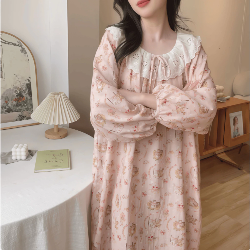 Đầm ngủ nữ mới phong cách dễ thương, tay dài viền ren tinh tế, họa tiết in độc đáo, form rộng rãi thoải mái, chi tiết ngọt ngào, mặc nhà hay ra phố đều chuẩn.