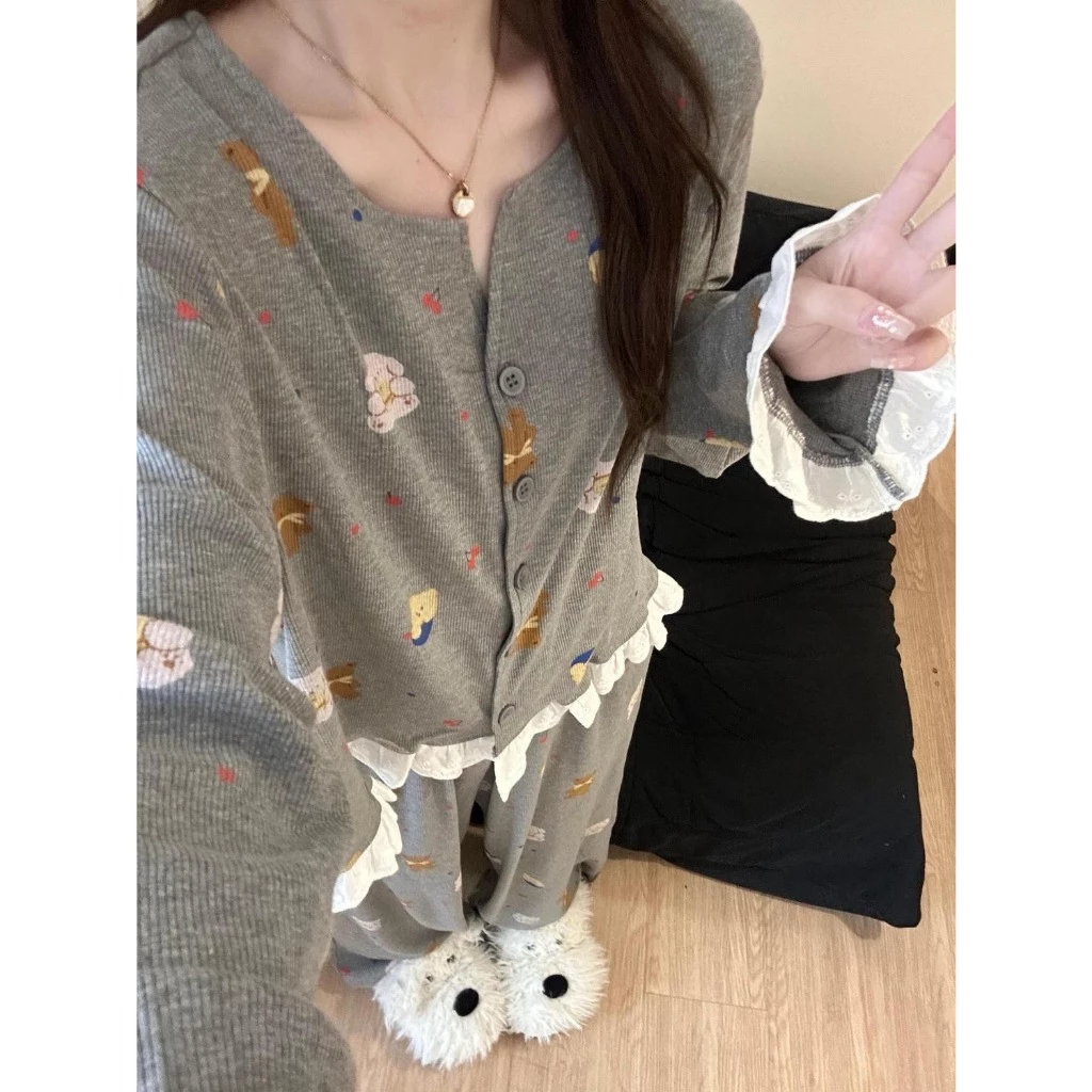 Bộ đồ ngủ nữ phong cách Hàn Quốc, ngọt ngào với thiết kế dài tay và viền ren.