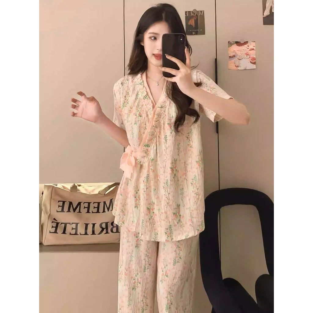 Bộ đồ ngủ mặc nhà mùa hè – Chất liệu cotton cao cấp – Cổ V dây buộc phong cách Nhật – Áo tay ngắn họa tiết hoa nhỏ + quần dài – Cổ bồng (cổ búp bê) dễ thương, ngọt ngào, tôn dáng