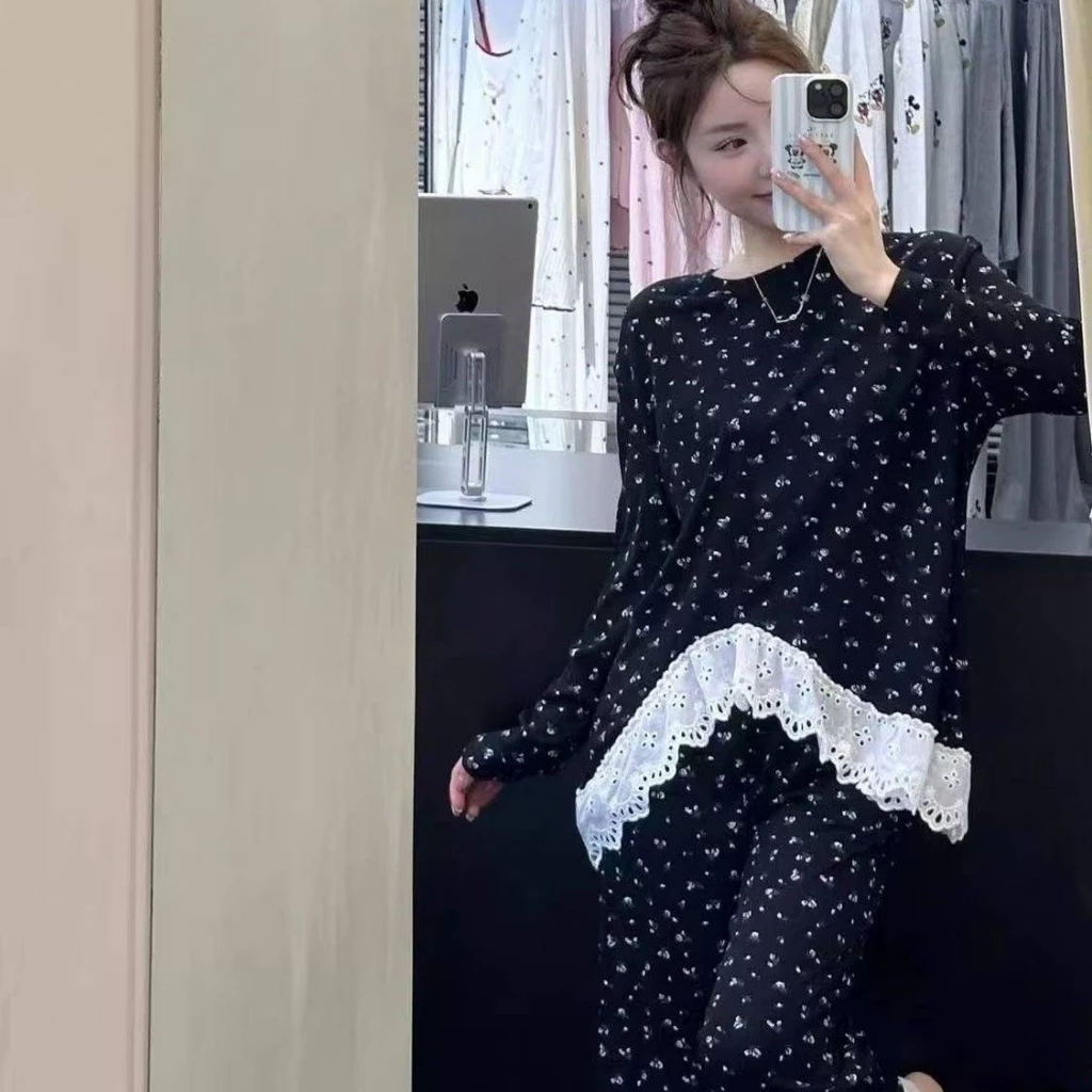 Bộ đồ ngủ nữ với họa tiết hoa ngọt ngào và viền ruffle bất đối xứng, tiện lợi mặc ở nhà