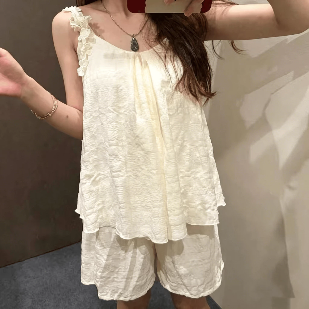 Bộ đồ ngủ nữ có áo ngực đệm, chất liệu vải cotton mềm thêu họa tiết hoa, thiết kế rộng rãi và thanh lịch