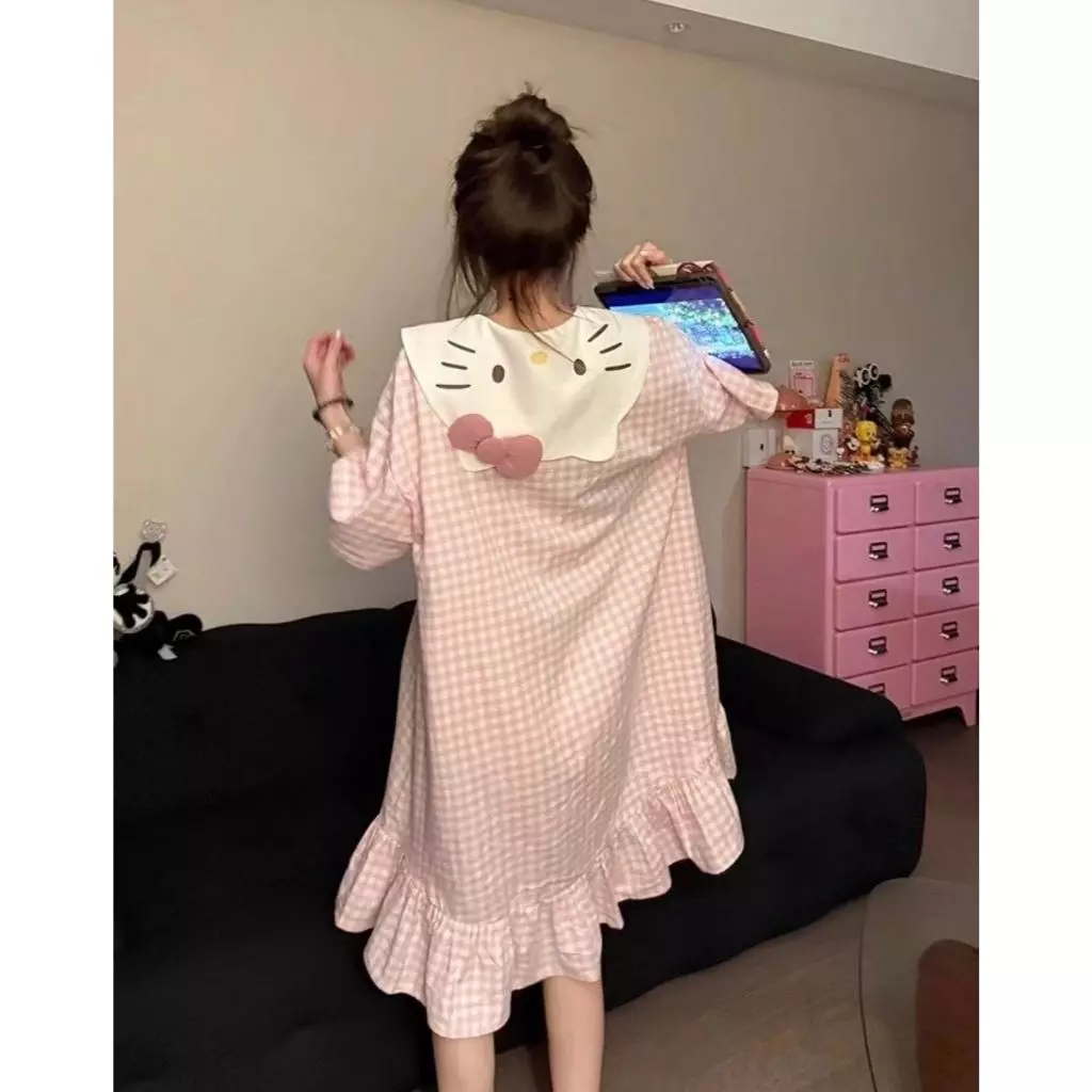 【Mẫu cá tính ngọt ngào】Váy ngủ dài mùa hè cho nữ sinh, chất liệu mỏng, màu hồng ca rô, viền ren tay ngắn, cổ búp bê cá tính