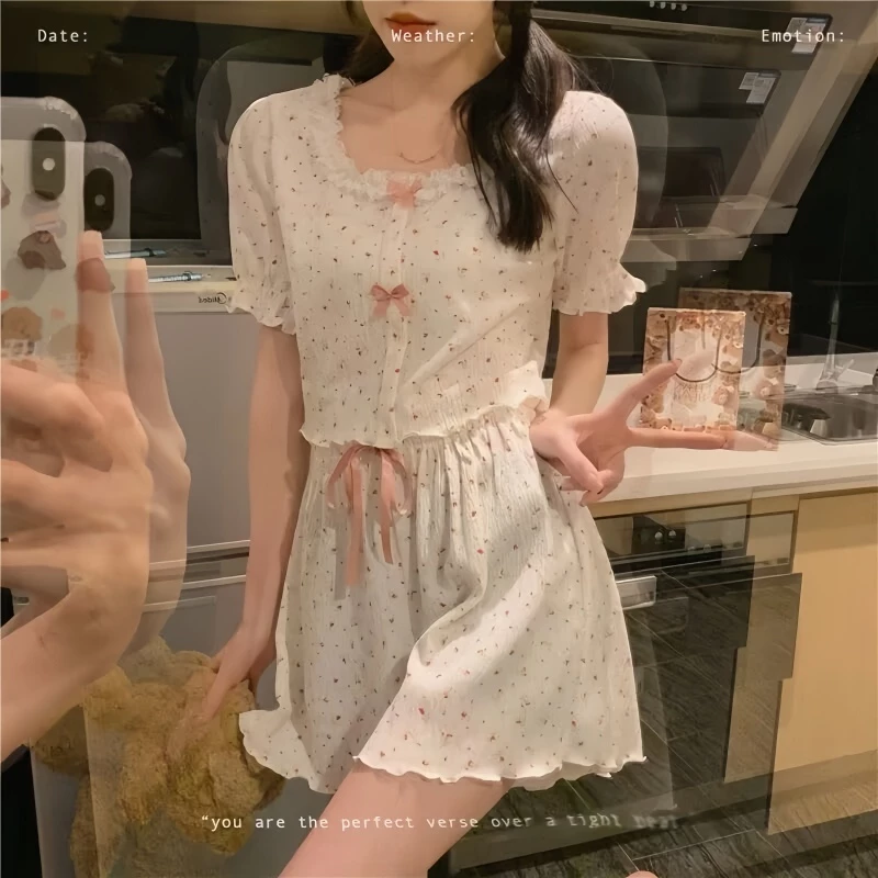 Bộ đồ ngủ nữ tay ngắn phong cách trong trẻo - Họa tiết hoa nhỏ, nơ xinh, viền ren dễ thương - Đồ mặc nhà cho nữ trẻ