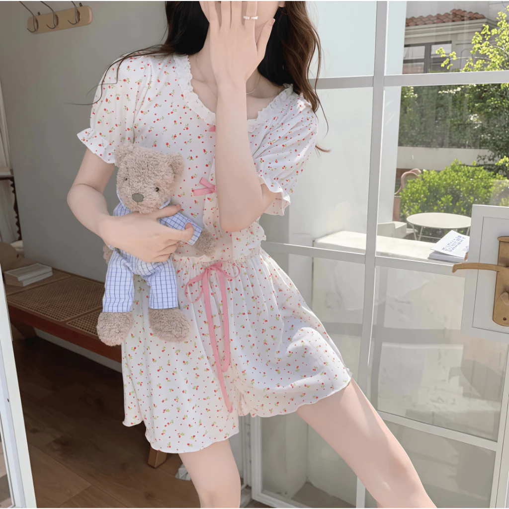 Áo ngủ nữ cotton – xuân hè 2026. Tay ngắn, hoa nhỏ + nơ + ren. Mặc nhà hay dạo phố đều chuẩn. Thoải mái, dễ thương, có độn ngực (tuỳ mẫu)