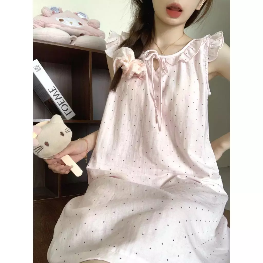 Đầm ngủ cotton mới 2026 - Cổ búp bê ren xinh xắn, tay phồng nhẹ, họa tiết chấm bi dễ thương, nữ tính, mặc nhà thoải mái