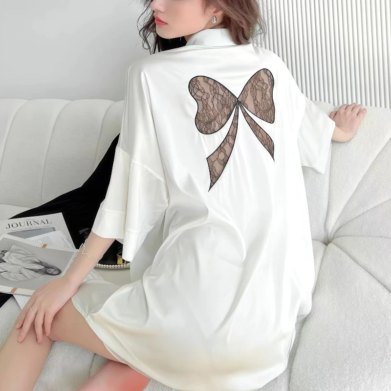 Đầm ngủ dài tay kiểu sơ mi, chất satin mềm mượt sang trọng, phong cách gợi cảm nhẹ nhàng, màu trắng kem - hồng phấn, cổ sơ mi thanh lịch, dáng ôm nhẹ tôn dáng, mặc nhà hay tiếp khách đều đẳng cấp, vải mát không nhăn