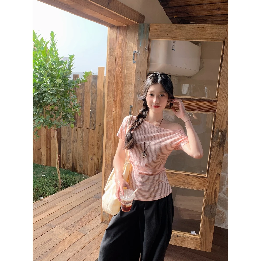 Áo thun sọc nữ trang bị Viviapparel – Thiết kế lệch vai ngắn tay, gợi cảm, sành điệu, bất đối xứng làm phẳng hình ảnh.