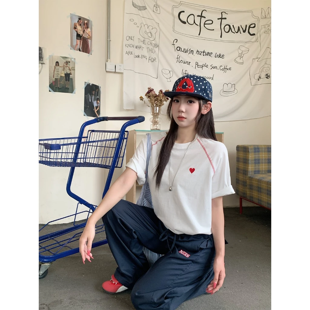 Nâng cao tủ quần áo mùa hè của bạn với áo thun in họa tiết cổ điển ViViApparel dành cho nữ. Được thiết kế theo cổ tròn cổ điển và hình bóng dáng rộng vừa vặn, áo sơ mi tay ngắn này pha trộn vi