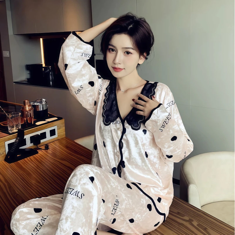 Bộ đồ ngủ mùa xuân thu cho nữ – Chất liệu nhung vàng mềm mại, họa tiết trái tim dễ thương – Thiết kế áo khoác mở tiện lợi, thời trang – Mới 2026 – Mặc ở nhà ấm áp, sang trọng và cuốn hút