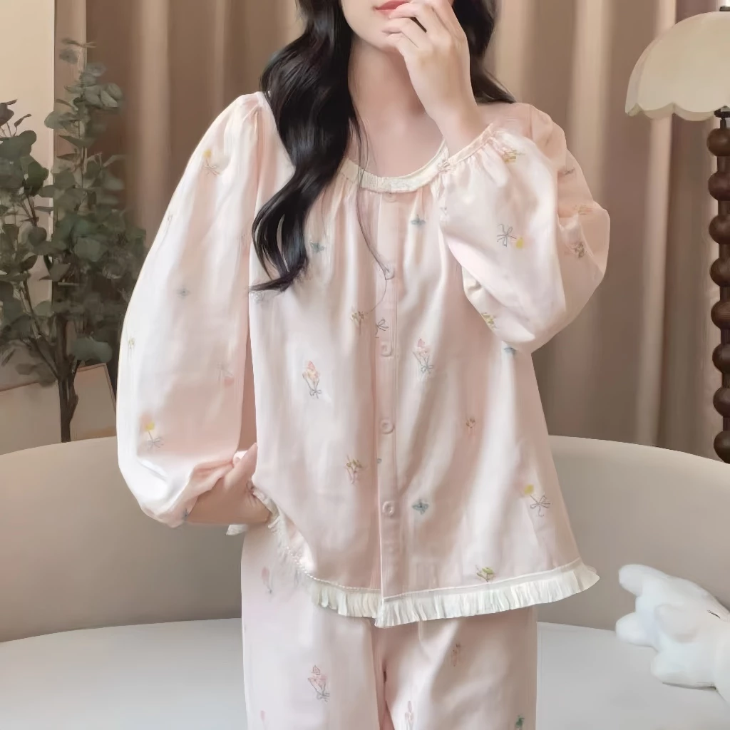 Bộ đồ ngủ mùa xuân thu cho nữ – Họa tiết hoa nhỏ, viền ren xinh xắn – Áo khoác mở tay dài + quần dài – Chất Cloud Cotton mềm mại – Phong cách nữ tính, ngọt ngào – Mặc nhà mát mẻ, thoải mái – Mẫu mới 2026