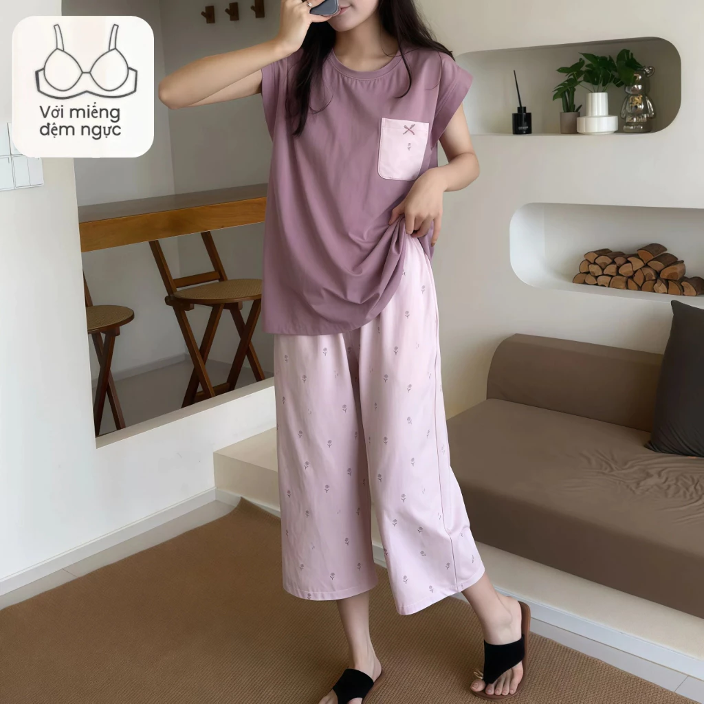 Bộ đồ ngủ mùa hè 2026 cho nữ – Chất cotton nguyên chất, mềm mại – Áo ba lỗ có đệm ngực + quần 7 phân – Màu hồng nhẹ nhàng, sang trọng – Thiết kế mỏng nhẹ, thoáng mát – Mặc nhà thoải mái, phong cách tinh tế