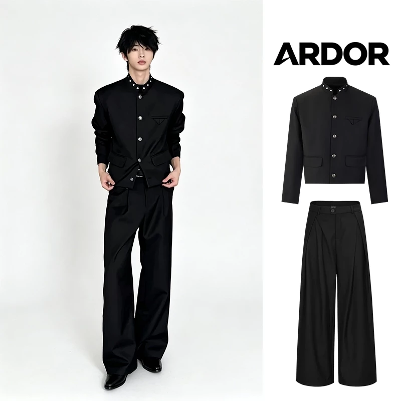 Áo vest ngắn cổ đứng nam nữ unisex, áo blazer đen có đinh tán kim loại, đệm vai nhẹ tạo vai vuông, dáng đứng dáng ít nhăn, áo khoác thiết kế độc đáo, phối đồ đa năng, phong cách thời trang trẻ trung, phù hợp đi chơi chụp ảnh hàng ngày
