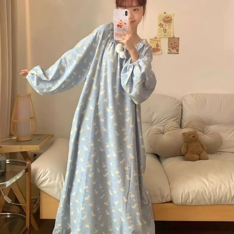 Đầm ngủ mùa xuân thu cho nữ – Tay dài – Màu xanh baby – Họa tiết hoạt hình dễ thương – Dáng dài rộng rãi – Phong cách Nhật Bản – Thiết kế ngọt ngào, nữ tính – Mặc nhà thoải mái, có thể mặc ra ngoài – Mẫu mới 2026
