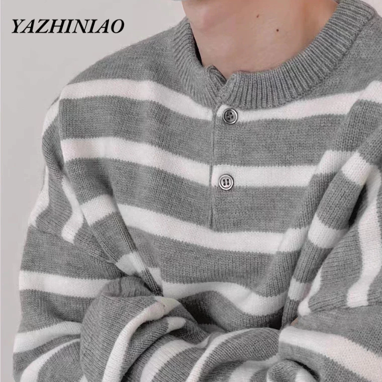 Yazhiniao Áo sweater Cổ Tròn Họa Tiết Kẻ Sọc Phối Nút Phong Cách Hàn Quốc Cho Nam