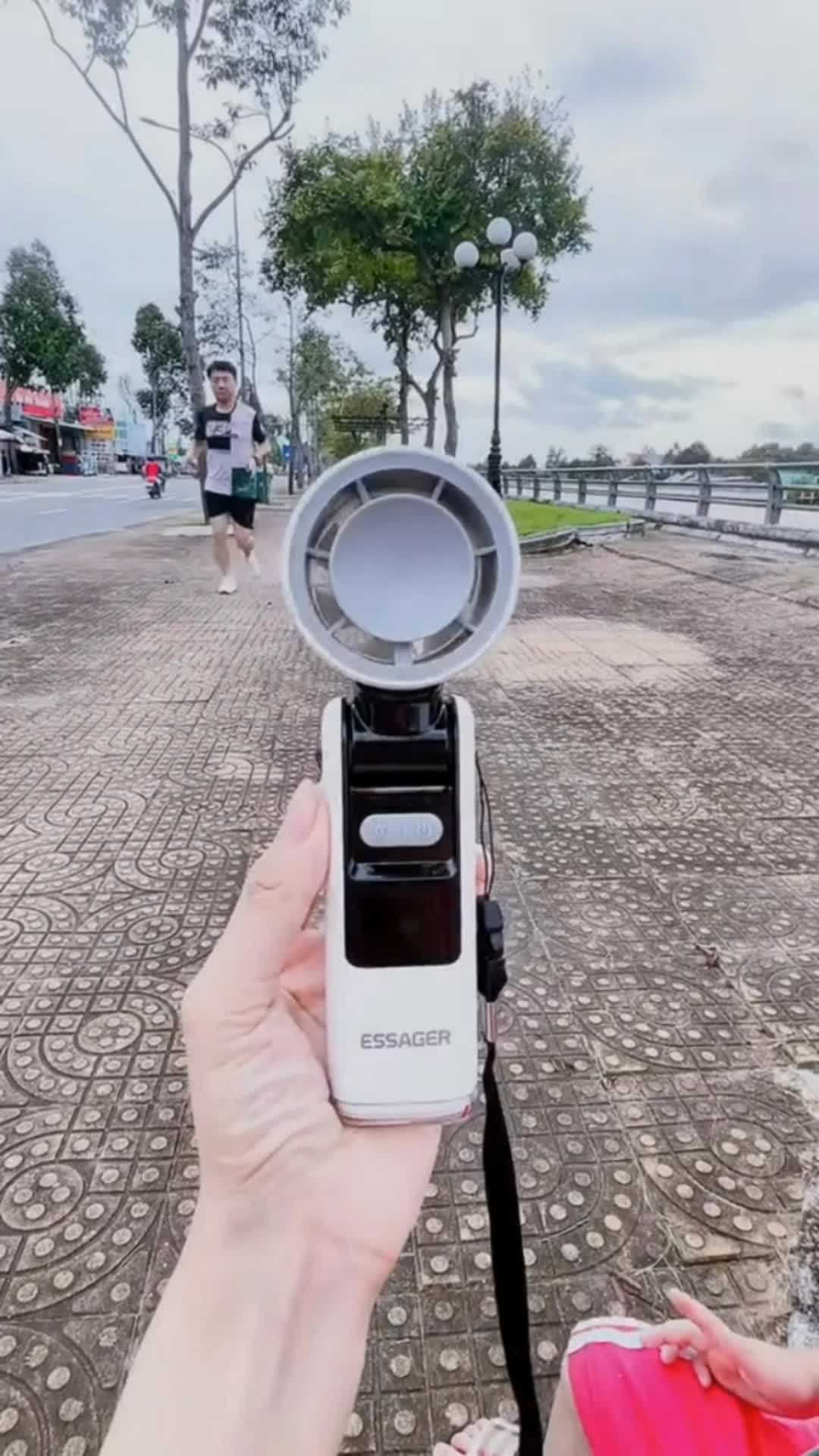 Quạt sò lạnh cầm tay         #HangMoiVe #LuotVuiMuaLien #ShopeeCreator #ShopeeVideo #KOLUyTin #VideohangDienTu #quatsolanh #quatcamtay