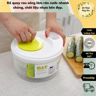 Rổ quay rau sống làm ráo nước nhanh chóng.