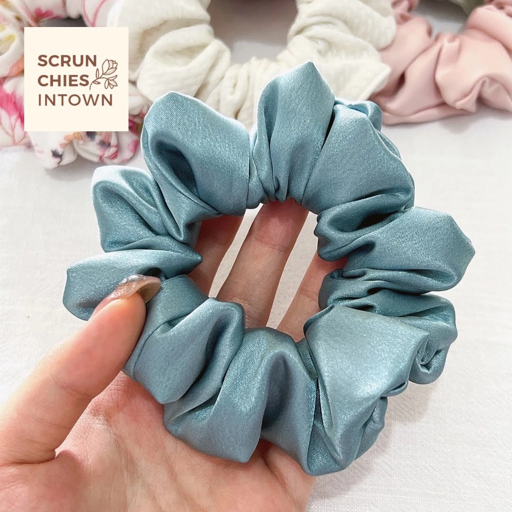 Scrunchies cột tóc vải phi bóng màu xanh ngọc bích - Emerald | scrunchies.intown