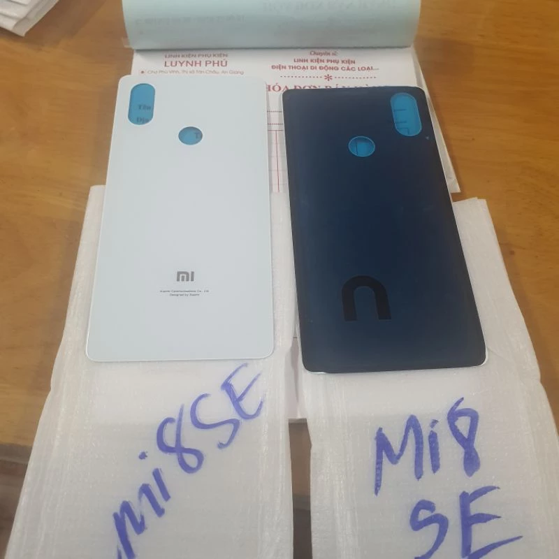 Nắp lưng xiaomi mi 8 se hàng như hình