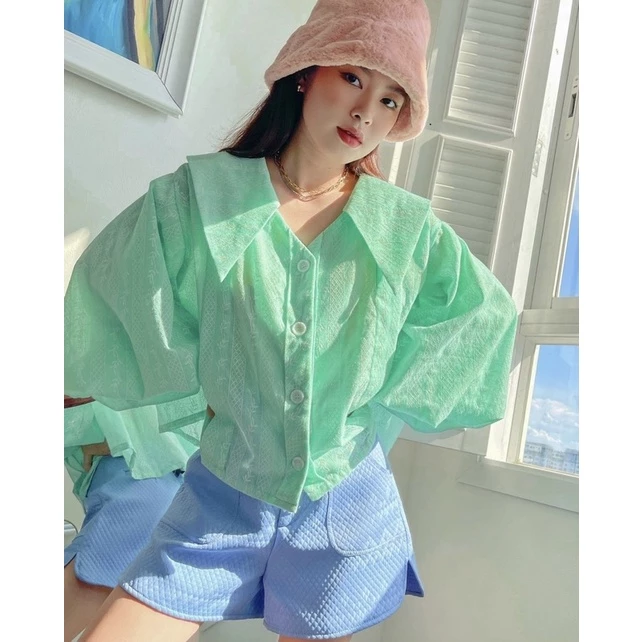 Áo sơmi xanh lá in hoạ tiết tay phồng cổ nhọn Lily shirt