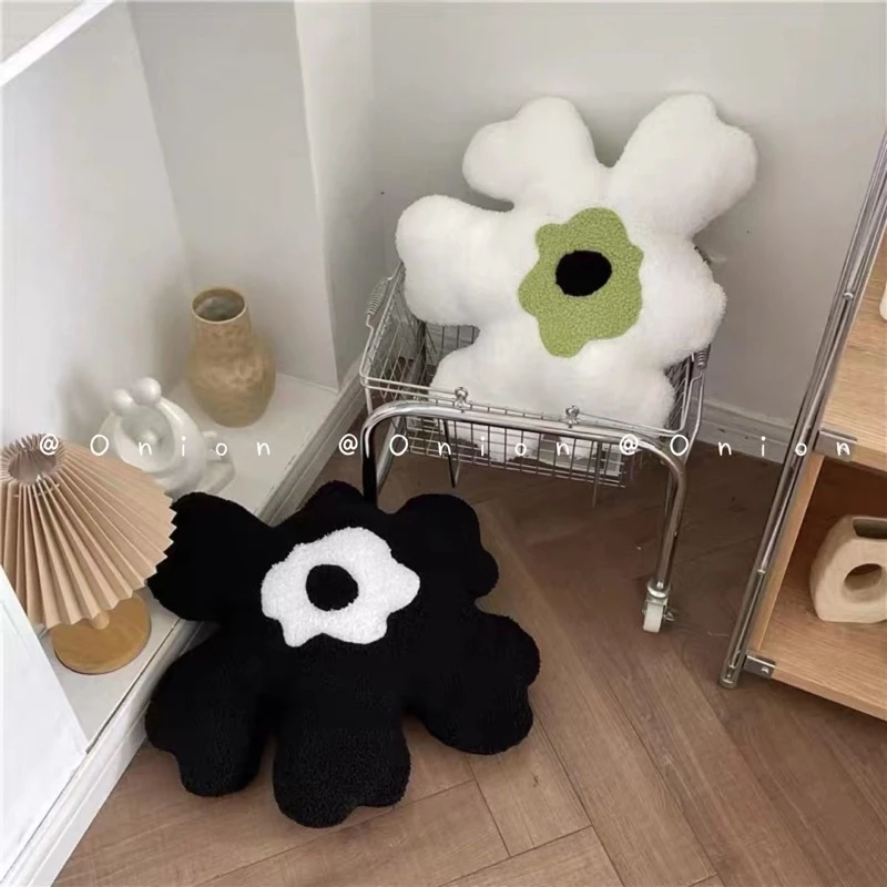 Gối ôm tựa hình bông hoa bất đối xứng INS style