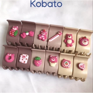 Set 2 kẹp tóc càng cua màu trà sữa gắn charm gấu dâu Lotso loại 5 răng và 3 răng dể thương