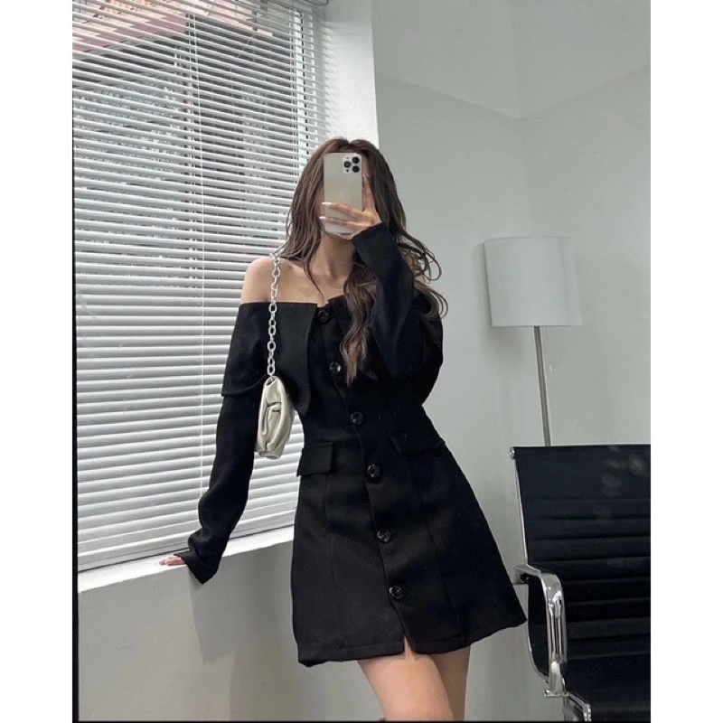 Váy trễ vai đen khuy cài