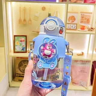 Bình nước nhỏ cho bé lotso 650ml bình đựng nước trẻ em bình nước ống hút kèm dây đeo gấu dễ thương tặng kèm sticker