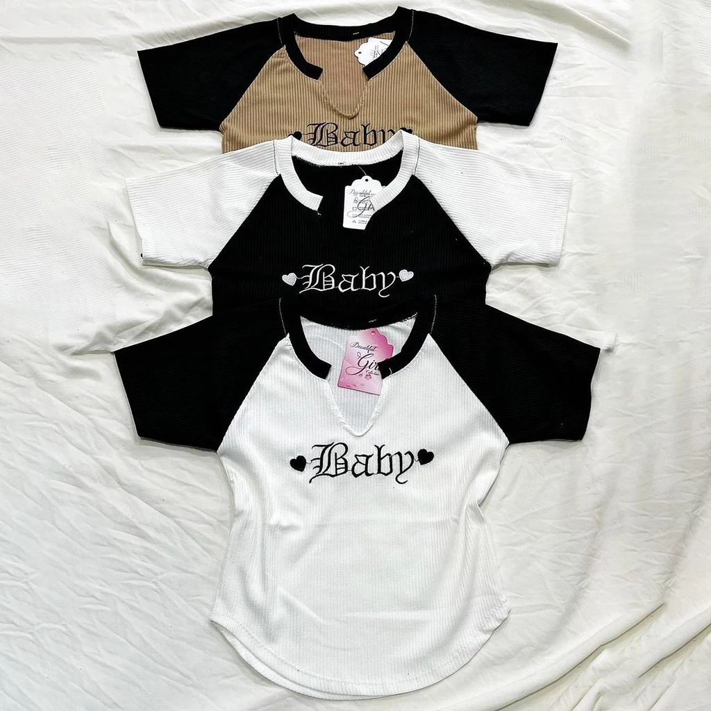 Áo thun gân nữ kiểu croptop viền phối màu thêu baby, áo thun nữ vạt bầu cổ v tay đắp lăn