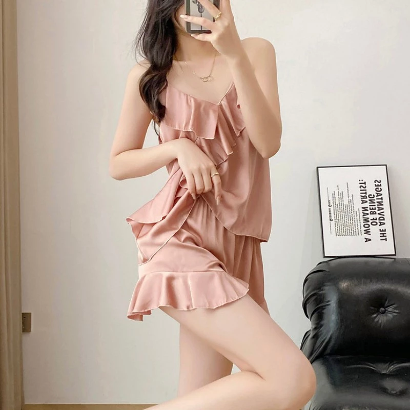 Bộ Đồ Ngủ Bằng Lụa Mát Với Thiết Kế Đệm Ngực Và Quần Short Thời Trang Mùa