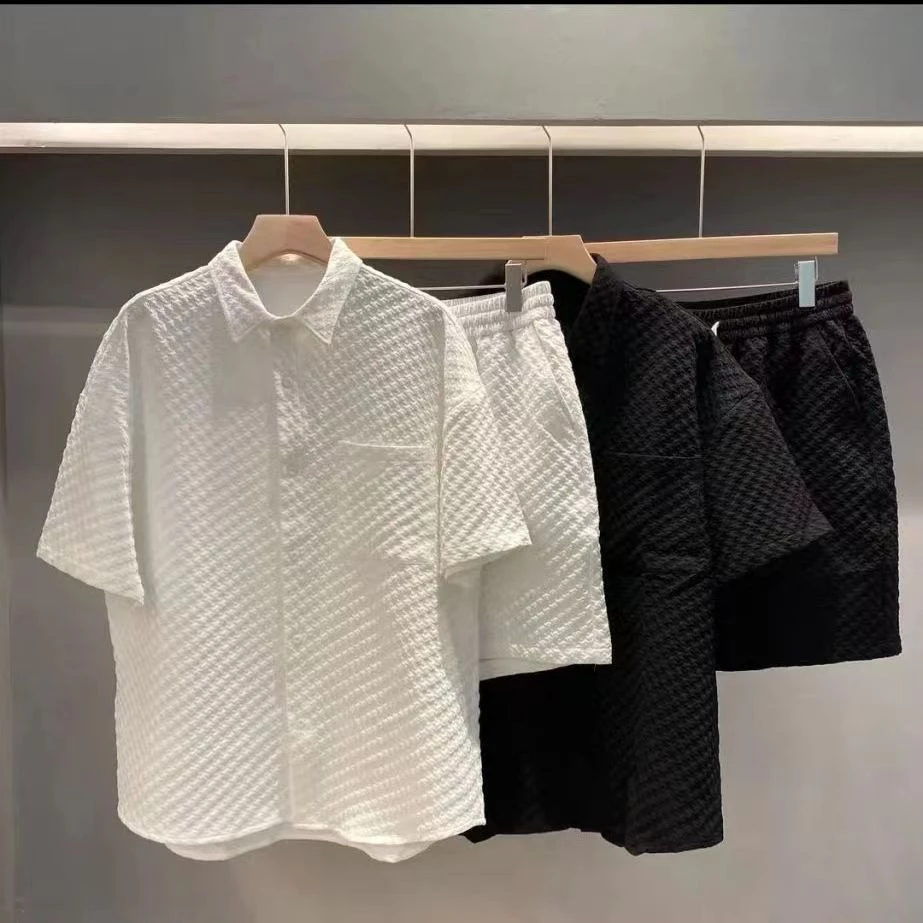 【luckin men's】áo sơ mi nam，áo form rộng，áo thun form rộng，áo phông，áo thun cotton，áo nam đẹp，Set Áo Thun Ngắn Tay Cổ Bẻ + Quần Short Ống Rộng Thời Trang Mùa Hè Mới Cho Cặp Đôi， áo thun unisex，đồ bộ nam，áo đôi nam nữ，đen，trắng，