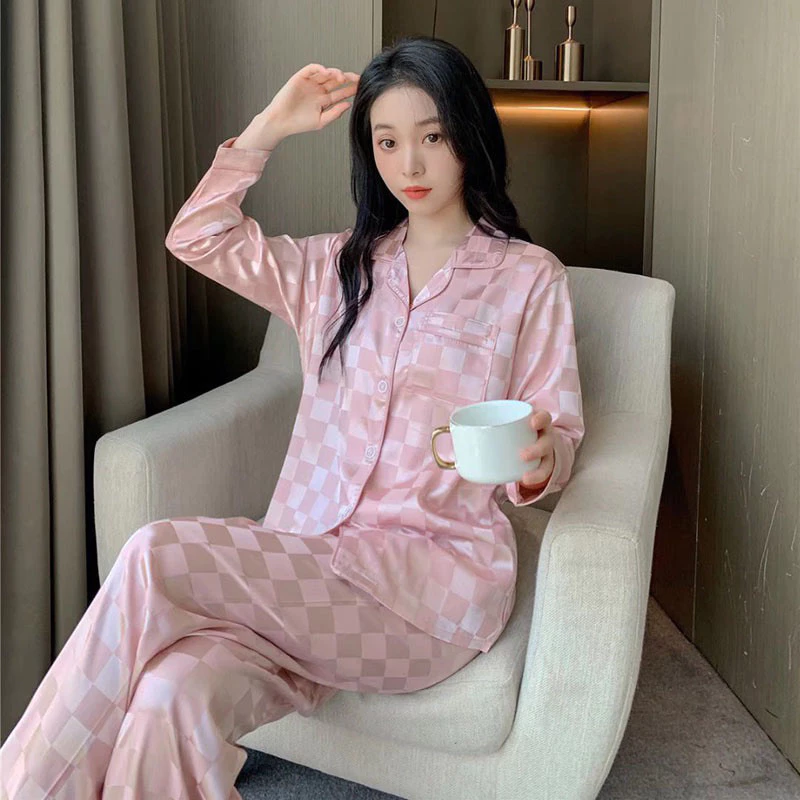 Bộ lụa  ngủ nữ dài tay xuân thu hoạ tiết ô vuông hồng