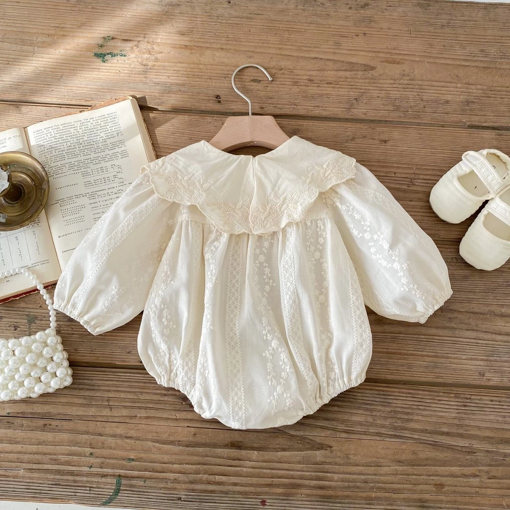 Ins 2024 Mùa Xuân Sơ Sinh Bé Gái Body Màu Be Thêu Hoa Dài Tay Jumpsuit Trẻ Sơ Sinh Bé Gái Áo Liền Quần Bé Gái Phiên Bản Hàn Quốc Quần Áo Cho Bé 0-2 Tuổi