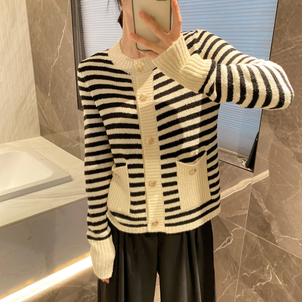 Design Black and White Contrast Color Striped Sweater Top for Women2023Autumn New Temperament Wild Slimming Coat Tide