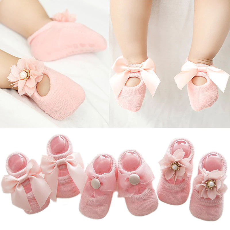 Bộ quà tặng tất hoa ngọc trai nơ công chúa Baby Girl, tất sàn trong nhà bằng cotton mềm có nơ ren & trang trí hoa ngọc trai, đế chống trượt silicon. Hoàn hảo cho trăng tròn