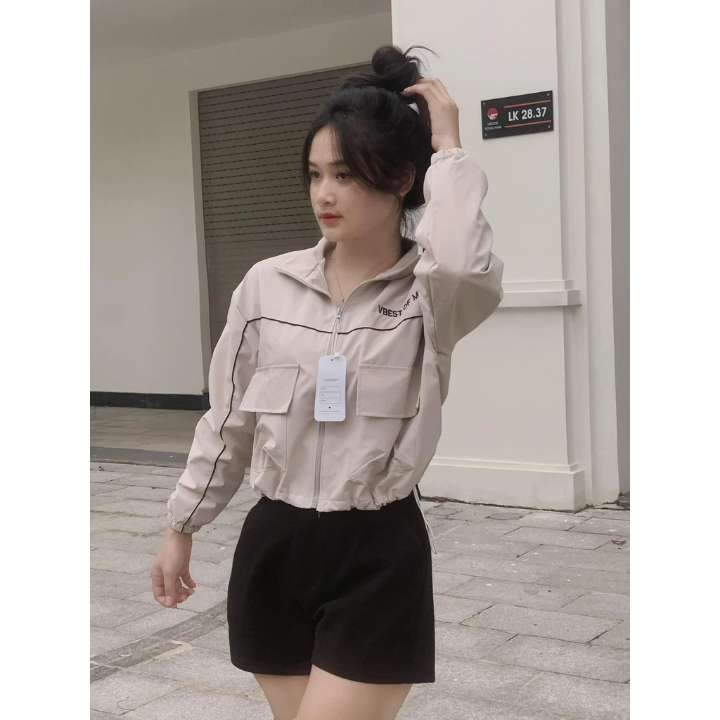 Áo Khoác Gió Nữ Chữ Thêu Dáng Croptop Túi Hộp,Phối Viền,Trẻ Trung,Năng Động -Anh Quân